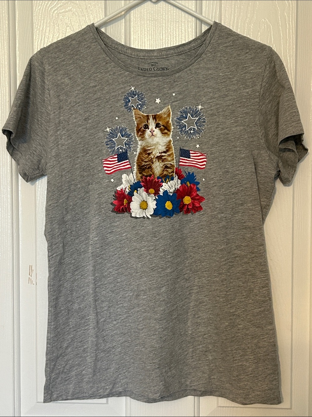 Faded Glory Gray Patriotic Cat Tee with Red White & Blue Floral Accents Large